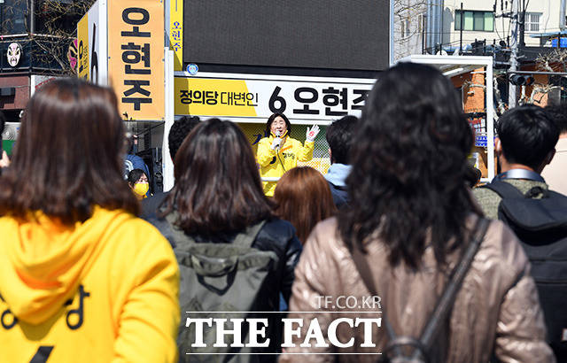 심상정 정의당 대표가 5일 오후 마포구 연남동 경의선 숲길에서 열린 지금당장 N번방 해결촉구 집중유세에 참석해 디지털 성착취를 규탄하는 가운데 여성 유권자들이 경청하고 있다./임영무 기자