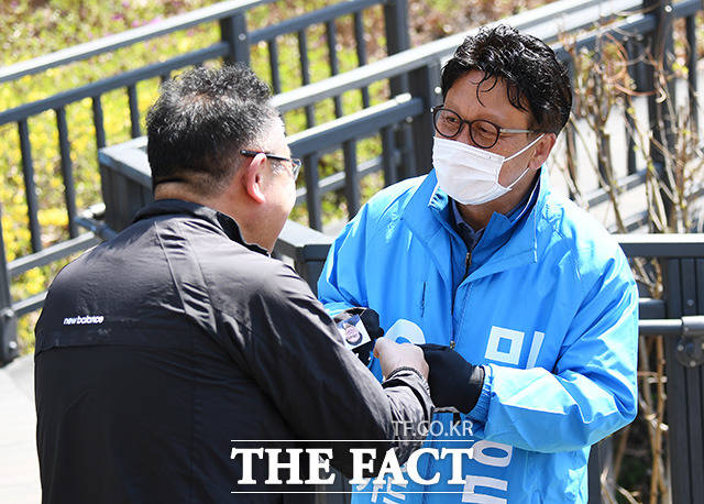 제21대 총선에서 서울 동대문을에 출마한 민병두 무소속 후보가 5일 오전 서울 동대문구 배봉산근린공원에서 유세를 펼치며 유권자들의 지지를 호소하고 있다. /이동률 기자