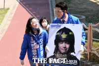 [TF포토] 오영환 후보와 함께 인사 나선 김자인