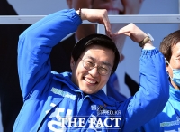 [TF포토] 장경태, '유권자들에게 보내는 하트'