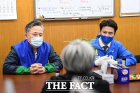 [TF포토] 소상공인 어려움 청취하는 표창원-오영환