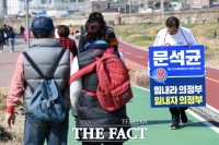 [TF포토] 문석균, '거리두기 인사법'