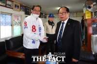 [TF포토] 환경단체 찾은 문석균