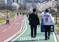 [TF포토] 문석균, 정의당 선거운동원에 '엄지 척'