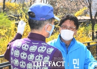 [TF포토] 주민 애로사항 경청하는 민병두 후보