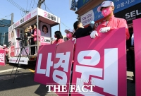 [TF포토] 김황식 전 총리 지원 받는 나경원