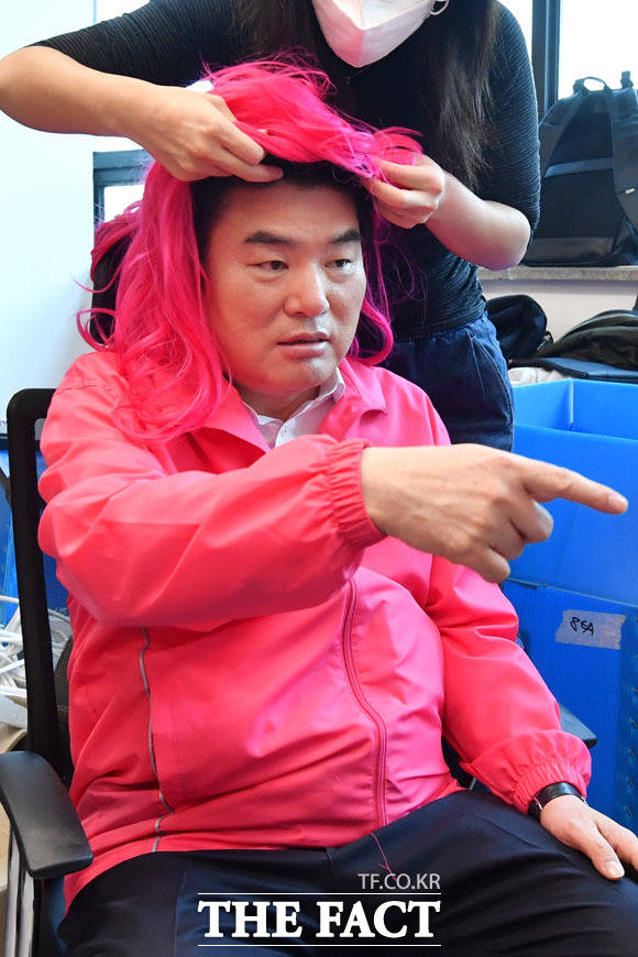 핑크 황소 변신을 위해 가발도 쓰고