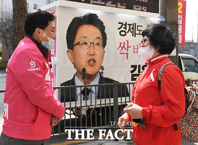 김용태 미래통합당 서울 구로을 국회의원 후보(왼쪽)가 6일 오전 서울 구로구 신도림동주민센터 인근에서 주민들에게 지지를 호소하고 있다. / 배정한 기자