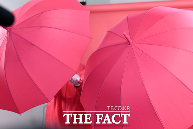 그리고... 핑크 우산 속에서