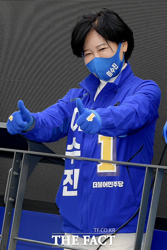 이수진 더불어민주당 동작을 국회의원 후보가 6일 오후 서울 동작구 상도 래미안 정문 인근에서 유권자들에게 지지를 호소하고 있다. /이선화 기자