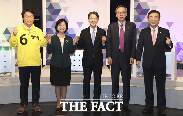 김종철 정의당 후보, 정혜선 민생당 후보, 정필모 더불어시민당 후보, 주진형 열린민주당 후보, 김종석 미래한국당 의원(왼쪽부터)이 6일 오전 서울 마포구 MBC 스튜디오에서 열린 제21대 비례대표 국회의원 선거 후보자 토론회에 참석해 녹화 전 기념촬영을 하고 있다. /국회사진취재단