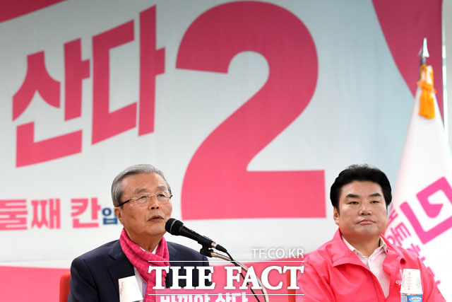 미래통합당 선거대책회의 참석한 원유철 미래한국당 총괄선대위원장(오른쪽)