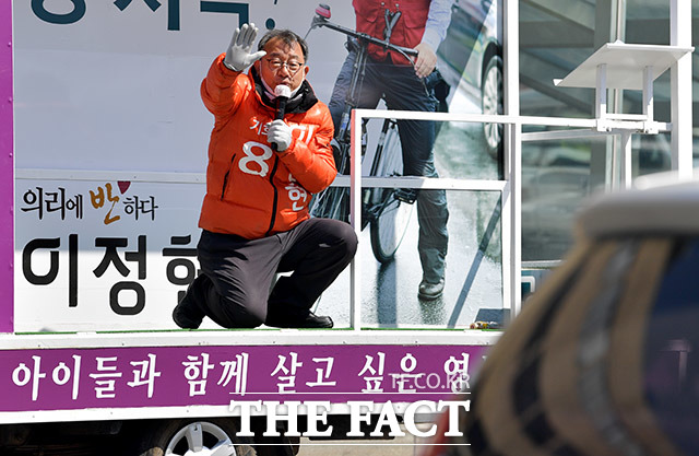 4.15 총선 서울 영등포을에 무소속으로 출마한 이정현 후보가 6일 오후 서울 영등포구 대림로 일대에서 차량유세를 하며 유권자들에게 손을 흔들고 있다. /이덕인 기자