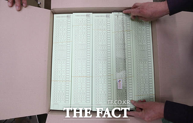 6일 오후 서울 중구 한 인쇄소에서 관계자가 인쇄된 제21대 국회의원 선거 투표용지를 자로 확인하고 있다. /김세정 기자