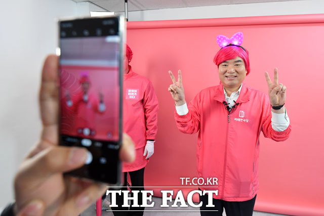 미래한국당 상징색인 핑크색으로 파격 분장한 원유철 대표.