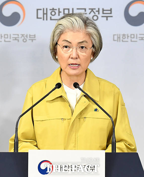 외교부에 따르면 해외에서 신종 코로나바이러스 감염증(코로나19)에 감염된 한국인은 36명으로 현재 파악됐다. 사진은 강경화 외교부 장관의 모습. /정부청사=이새롬 기자