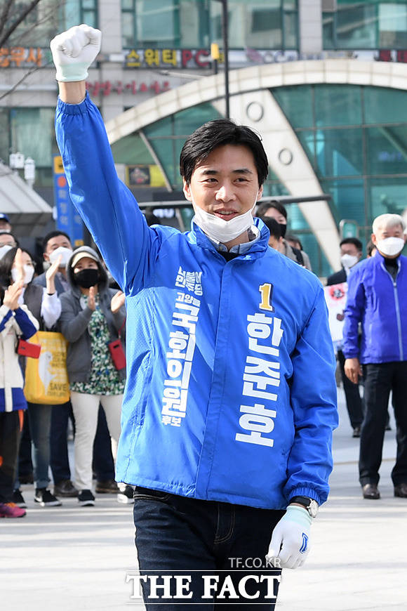 한준호 고양을 후보가 6일 오후 경기 고양 덕양구 화정역 광장에서 이낙연 더불어민주당 상임공동선대위원장의 지원 유세를 받으며 지지를 호소하고 있다. /고양=남용희 기자