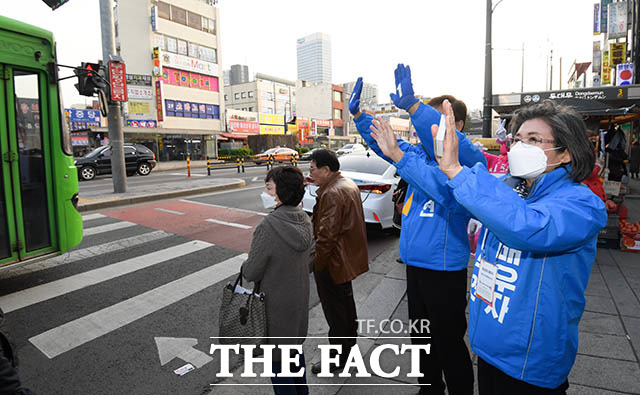 4.15 총선 서울 종로구에 출마한 이낙연 더불어민주당 후보의 부인 김숙희 씨(오른쪽)가 6일 오후 서울 종로구 창신동 일대에서 지원유세에 나선 가운데 지나가는 버스에 손을 흔들며 인사하고 있다. /김세정 기자