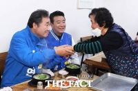 [TF포토] 식당 주인 손 꼭 잡은 이낙연 위원장