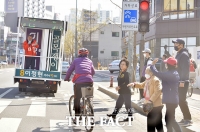 [TF포토] 유권자 향해 지지 호소하는 이정현 후보