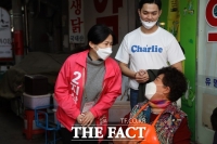 [TF포착] 지상욱 후보 부인 심은하, 금남시장에 '깜짝' 등장