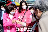 [TF포토] 유권자와 주먹 인사하는 나경원