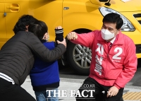 [TF포토] 어린이와 주먹인사 나누는 지상욱 후보