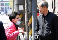 [TF포토] 김용태 후보, '주민들과 다정한 눈맞춤'