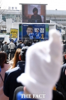 [TF사진관] 파주 찾은 이낙연, 지지자들은 '엄지 척!'