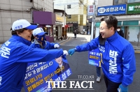 [TF포토] 선거운동원들과 인사하는 박성준 후보