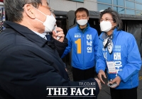 [TF포토] 지원유세 나선 이낙연 부인 김숙희 씨