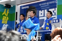 [TF포토] 파란수건 지지받는 이낙연 위원장