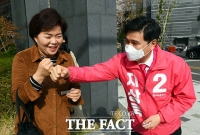 [TF사진관] 아파트단지 방문해 주민 인사하는 지상욱 후보