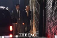  법원, 전두환 불출석 허가 취소…4월27일 소환