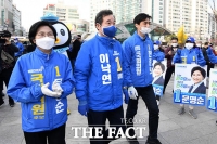 [TF포토] 고양 후보들과 화정역 광장 찾은 이낙연