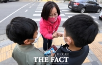 [TF포토] 아이들과 인사 나누는 김현아 후보