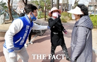 [TF포토] 밝게 인사하는 김민석 후보