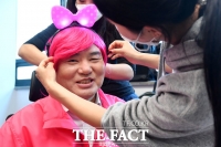 [TF포토] 원유철, '핑크 황소 같나요?'