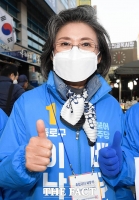 [TF포토] 엄지 치켜든 이낙연 후보 부인 김숙희 씨