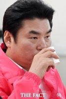 [TF포토] 물 마시는 원유철