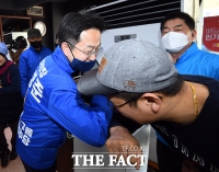 [TF포토] 박성준, '팔꿈치 인사의 정석'