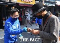 [TF사진관] '골목 민심 잡아라'...지지 호소하는 박성준 후보