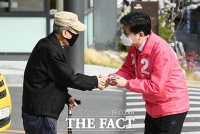 [TF포토] 주민 인사하는 지상욱 후보