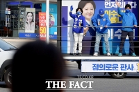[TF포토] 유세 차량타고 지지 호소하는 이수진