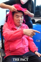 [TF포토] 가발 쓰는 원유철