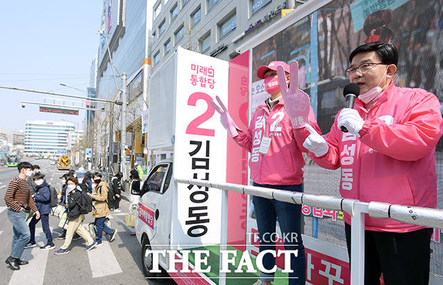 역 인근에서 거리유세하는 김 후보