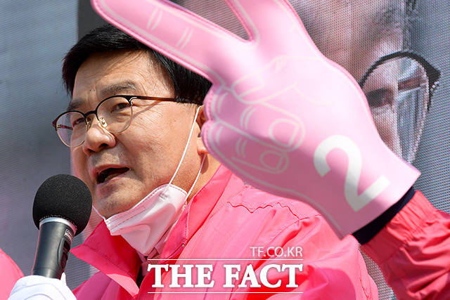 기호 2번 외치는 김 후보