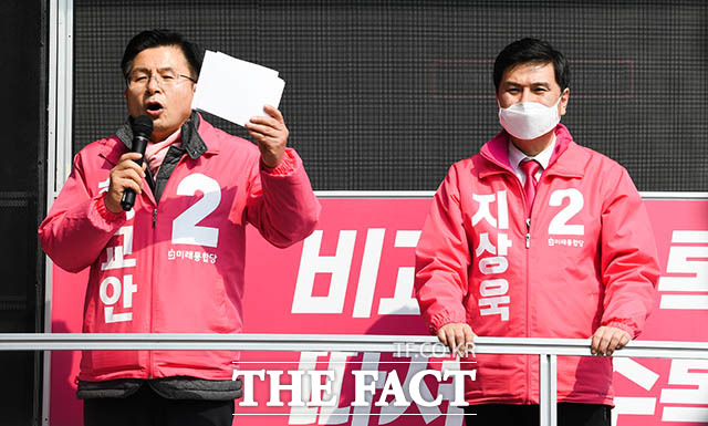 제21대 국회의원 선거에서 서울 종로구에 출마한 황교안 미래통합당 후보(왼쪽)가 7일 오후 서울 중구 신당중앙시장 앞에서 지상욱 중구·성동을 후보 지원유세에 나선 가운데 유세차량에 올라 지지를 호소하고 있다. /김세정 기자