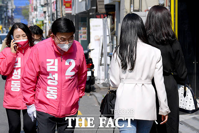 젊은 세대를 찾아 홍대 유세 나선 김성동 후보