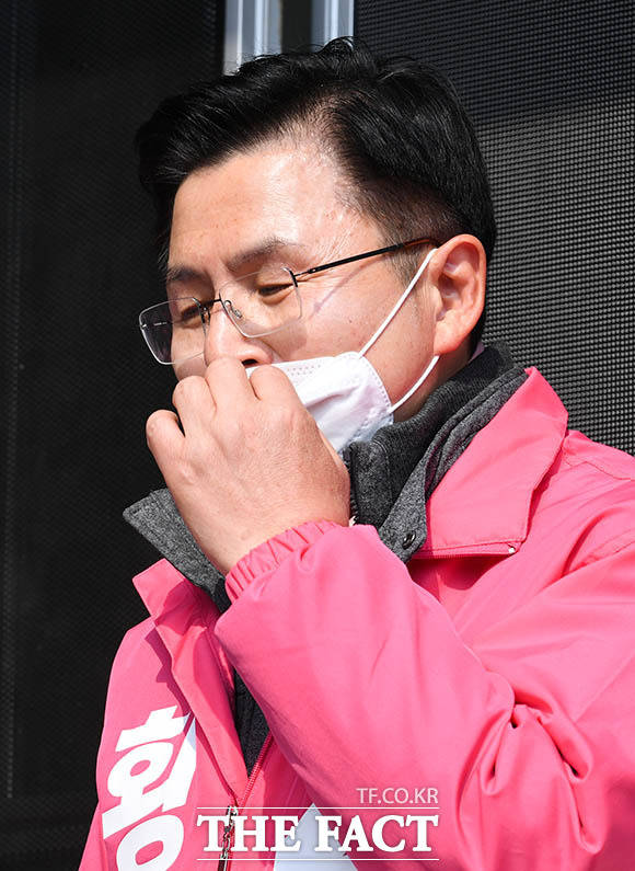 황교안 후보가 연설 전 마스크를 벗고 있다.